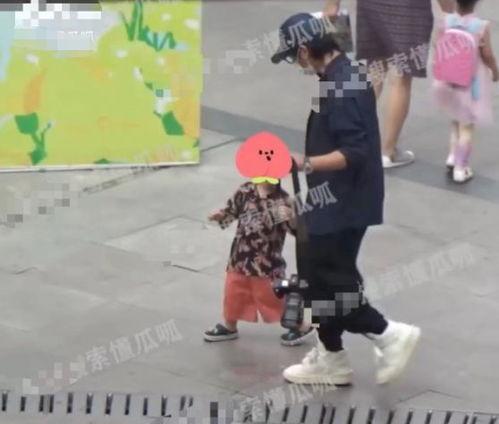 狗仔爆料生俩孩子视频,明星夫妇甜蜜公开二胎喜讯,温馨视频曝光幸福瞬间