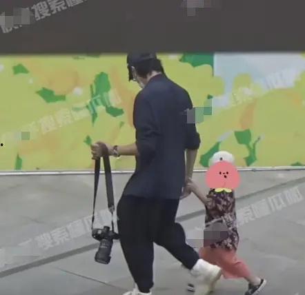 狗仔爆料生俩孩子视频,明星夫妇甜蜜公开二胎喜讯,温馨视频曝光幸福瞬间  第2张 狗仔爆料生俩孩子视频,明星夫妇甜蜜公开二胎喜讯,温馨视频曝光幸福瞬间  第2张